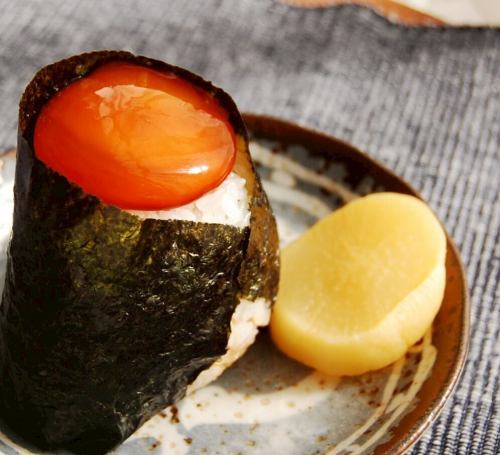 보란 바람 달걀 노른 주먹밥 / 국물 차 절임 (매화 · 명란)