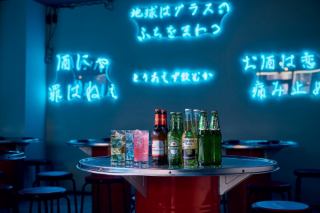 【大型宴会も自由自在】広々としたテーブル席。各4名様用の卓を連結させることで、最大48名様までの大規模な集まりにも対応いたします。会社宴会や同窓会、打ち上げなど、大人数で盛り上がりたい幹事様は必見。活気ある空間で最高の宴を！