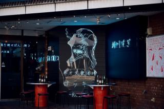 【開放感抜群】夜風が心地よいテラス席。開放的な屋外空間で味わうビールとお料理はまた格別です。人気のお席につき、ご予約はお早めに！季節の移ろいを感じながら、最高の一杯をお楽しみください。