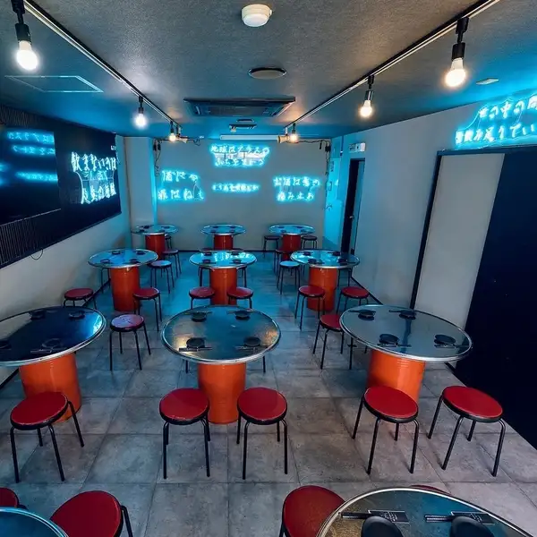 オープニングだからこそ、店内はすべてが新しく綺麗。“ちょっと背伸びしたい夜” にぴったりの雰囲気です。郷土料理や当店自慢の創作料理を楽しめる当店へ、是非一度足をお運びください！20名様以上のご宴会は勿論、団体様なら営業時間外でも対応できる場合がございます♪まずはお気軽にお問い合わせください！