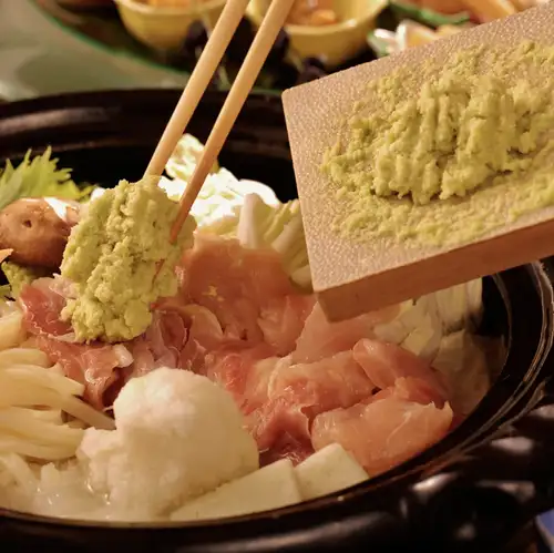 静冈伊豆特产:当地鸡肉火锅配芥末和萝卜泥