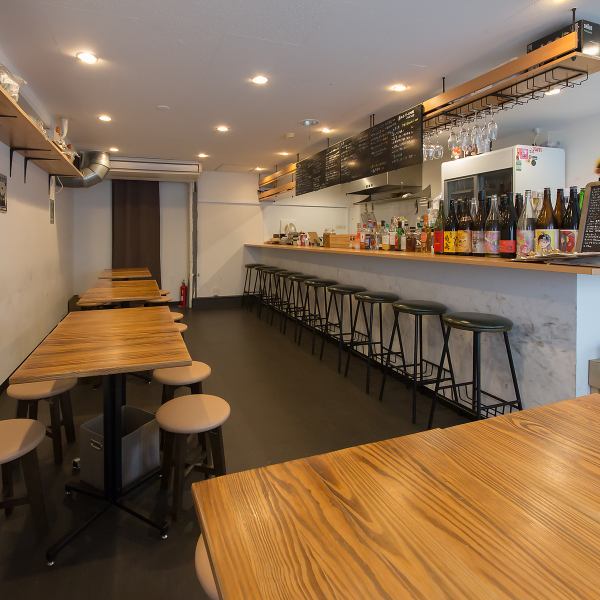 南森町・扇町・東梅田の各駅からアクセス可能な西天満5丁目の裏路地に佇む「洋食堂 またたび」。木の温もりを感じるカウンター席では、店主との会話を楽しみながら、香り立つ料理を目の前で味わえます。おひとり様やご夫婦でのご利用にも最適。落ち着いた空間で、心地よい時間をお過ごしください。