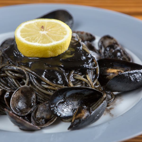 【魚介の旨みが凝縮】魚介イカ墨 1,600円(税込)