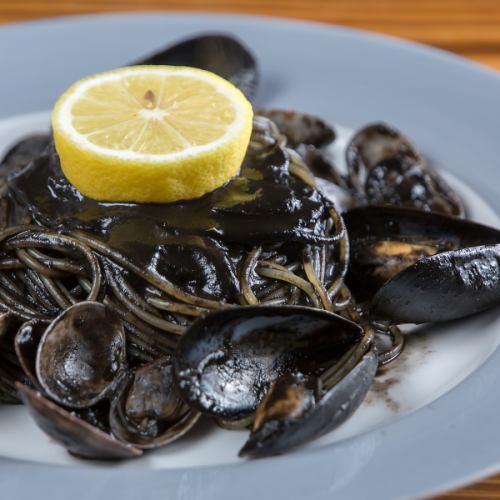 【魚介の旨みが凝縮】魚介イカ墨 1,600円(税込)