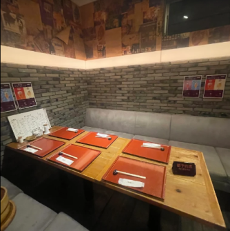 【特別なひとときを堪能できるコース料理】おしゃれな空間で楽しめる自慢のコース料理や鍋コースをご用意!大切な人との特別な時間を演出するために、落ち着いたテーブル席を4名様×4でご用意しています。プラス料金で飲み放題も可能なので、心ゆくまでお楽しみいただけます。デートや女子会、各種宴会にも最適な場所です。