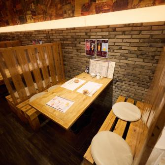 【新鮮な食材を贅沢に味わうお店】当店では、その日の新鮮な素材を使用したおまかせメニューをご提供しています。迷った際には、8貫または12貫の贅沢な選択肢をご用意。カウンター席は4席のみ、落ち着いたオシャレな内観の中で、目の前で繰り広げられる職人技を楽しむことができます。ぜひ大切な人と共にお過ごしください。