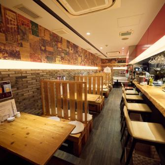 【おしゃれ空間で贅沢なひと時】イタリアンとフレンチを思わせる、洗練された内装が特徴!4席のカウンターは、シェフとの距離感を近くし、料理の魅力を余すところなく堪能できます。おしゃれな雰囲気が漂う中、特別な料理を味わうことで、心に残る素晴らしい体験を提供。デートや友人との食事会にぜひ訪れてみてください。