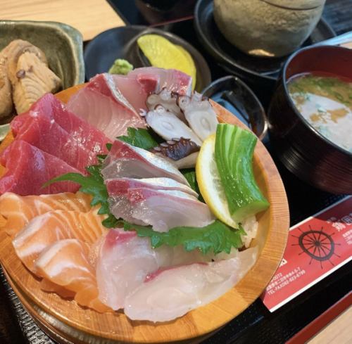 活魚海鮮蓋飯、小碗、蒸蛋羹、arajiru湯、鹹菜