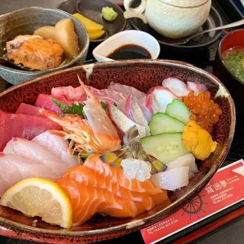 特色海鲜小碗盖饭、蛋羹、arajiru、泡菜
