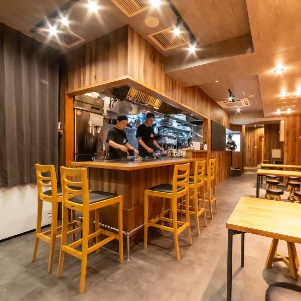 当店にご来店される皆様へ、お客様が心地よくくつろぎのお時間をお過ごしいただけますよう、スタッフ一同真心を込めて、お客様をおもてなしいたします。目の前で繰り広げられる鉄板焼きを始め、食材からこだわり抜いた自慢の料理、それらのメニューに合う豊富なドリンクをご用意して皆様のご来店を心よりお待ちしています。