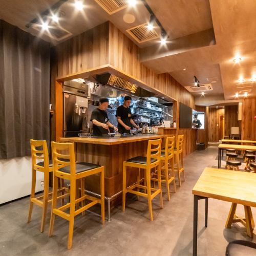 <p>当店にご来店される皆様へ、お客様が心地よくくつろぎのお時間をお過ごしいただけますよう、スタッフ一同真心を込めて、お客様をおもてなしいたします。目の前で繰り広げられる鉄板焼きを始め、食材からこだわり抜いた自慢の料理、それらのメニューに合う豊富なドリンクをご用意して皆様のご来店を心よりお待ちしています。</p>