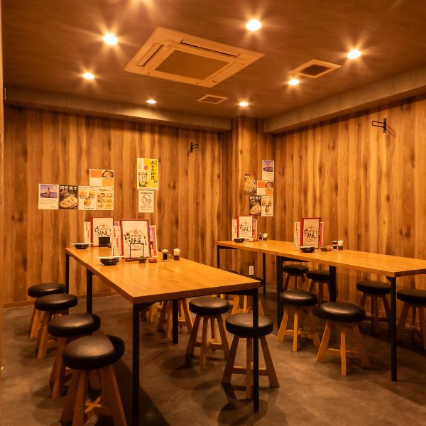 人数に合わせてお席をコーディネートさせていただきますので、ご家族、ご友人、恋人とのお食事などお客様の大切な時間をお手伝いさせていただきます。来店してくださったお客様には暖かさを感じるインテリアと大人の隠れ家にぴったりの雰囲気の中、お酒を片手にゆったりと上質なお食事をお楽しみいただければと思います。