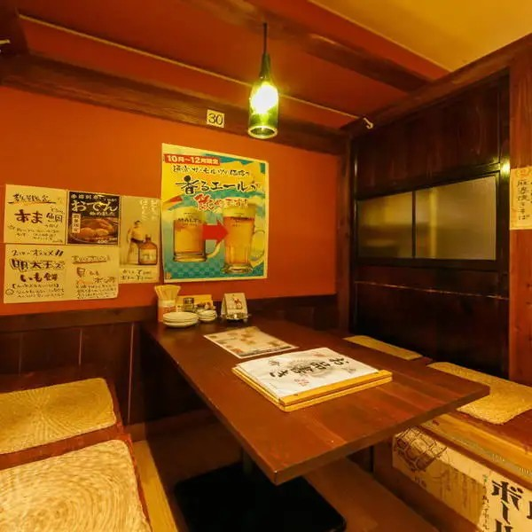 一升瓶のライトが雰囲気抜群の店内は、落ち着きのある空間です！