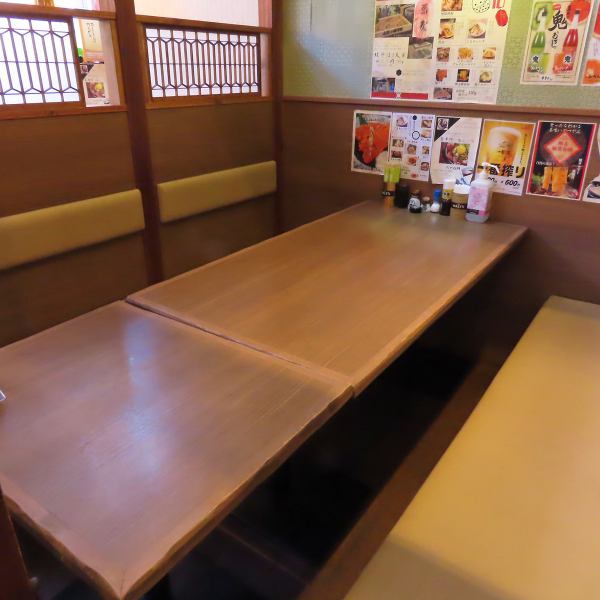 大小様々なお席をご用意しておりますので、お客様の人数に合わせて臨機応変にご対応が可能です！各お席をカーテンで仕切って半個室のようなお席にすることも可能ですので、プライベートを保ちながら存分にお料理とお酒をお楽しみいただけます！