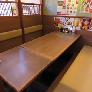 7名様までの少人数向けの個室です！会社の同僚や、ご友人などとの集い、ご親族様の会食などに是非ご利用ください！ご宴会向けのコースも各種取り揃えております！※引き戸や壁で仕切られていますが、完全個室ではありません。