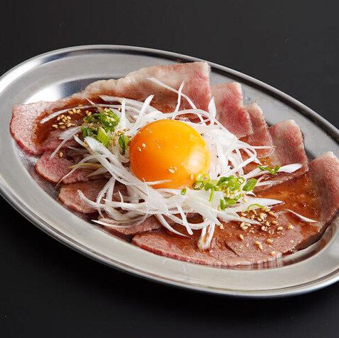 黒毛和牛の月見炙り刺し