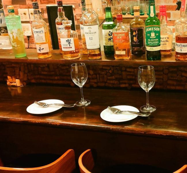 [吧台席] 酒瓶塞展開的時尚吧台席 ◆ 寬敞的空間 ◆ 適合一個人喝酒 ◎ 木紋的吧台和磚砌的牆壁很引人注目。放心地來店裡用餐♪