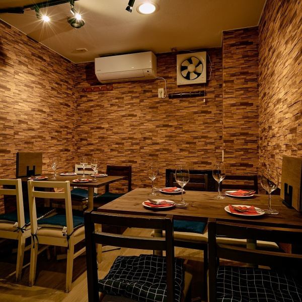 【テーブル席】4名テーブルが2卓あるので2名様ももちろん、連結して8名様の中団体様も受け入れ可能♪