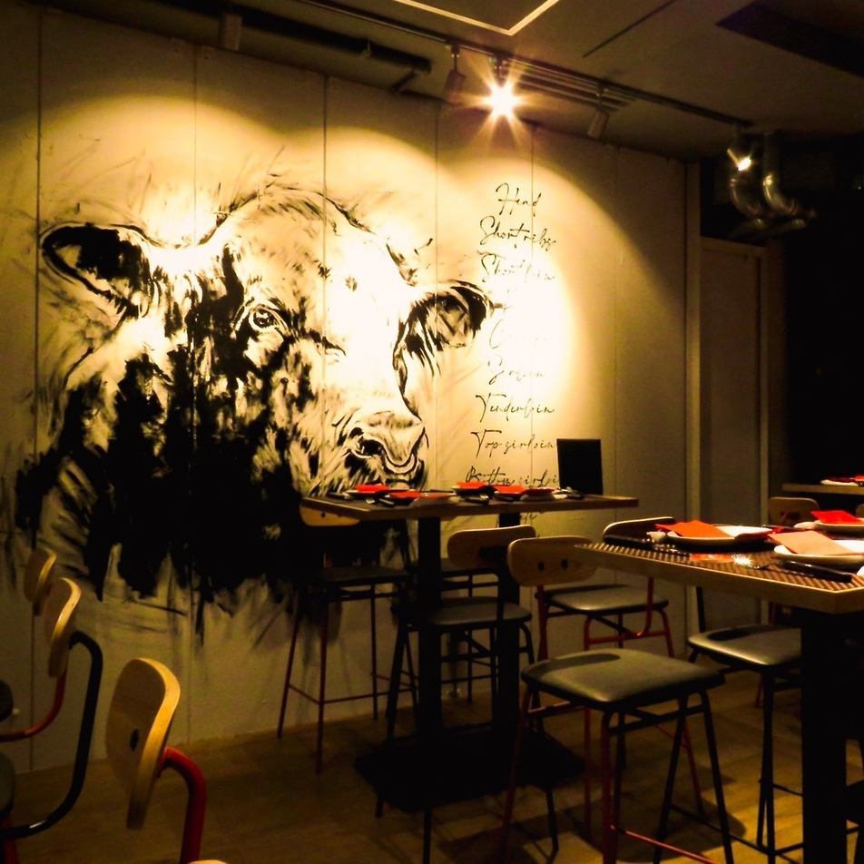 The cow paintings inside the restaurant are distinctive. Enjoy a luxurious moment with the popular churrasco.