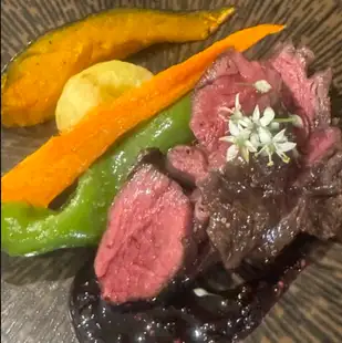 肉类菜肴包括武州猪肉、赤城牛肉、横濑野鹿肉（野味）以及坪内主厨饲养的秩父鸡。