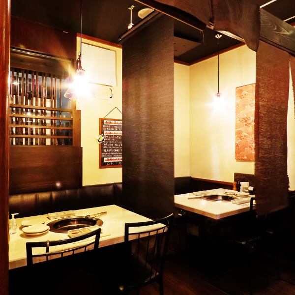 和モダンをイメージした落ち着いた雰囲気の店内。カップルやご夫婦にもピッタリの2名様席やゆったりとお過ごしいただける片側ソファーのご用意もございます。デートや普段使いだけでなく、記念日や誕生日にもご利用いただけます。