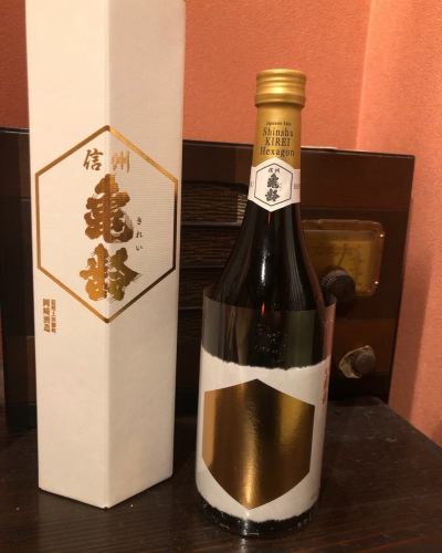 晚上好，这里是居酒屋 Oniyanma🏮

今天我们要通知大家，“信州绮礼六边形”已经到来🍶

这款信州绮礼是纯米大吟酿，采用来自兵库县的山田锦抛光至39%😳😳😳

我们期待您的光临🙇‍♂️

#信州龟六角 #Turtle Age #长野鬼岩间 #居酒屋 #鬼岩间 #长野站 #Sake