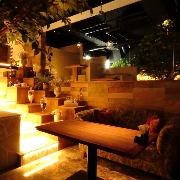 テーブル席を各種ご用意しております。お昼間はカフェ、夜はカクテルを楽しめるバーとなっておりますので、デートはもちろん、ご友人とのランチや、アフタヌーンティ、女子会など様々なシーンでご利用いただけます！お飲み物の種類も各種豊富にご用意しております！
