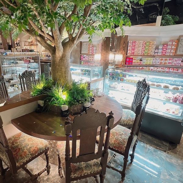 お一人様でもお気軽にご来店いただける様、カウンター席をご用意しております。ミニサイズのお手軽アフタヌーンティーのご用意もございますので、是非ご利用ください！お二人様で肩を並べて語り合う場としても最適な空間となっております！