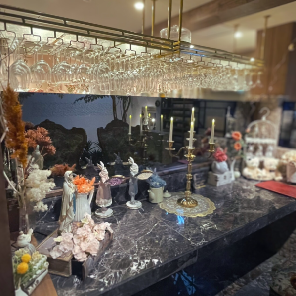 おしゃれなカウンター席ができました♪1~2名様用の特別席。写真映え◎誕生日・記念日・推し活etc…。様々なシーンでご利用いただけます。ご予約が埋まりやすくなっておりますので、早めのご予約をおすすめします。