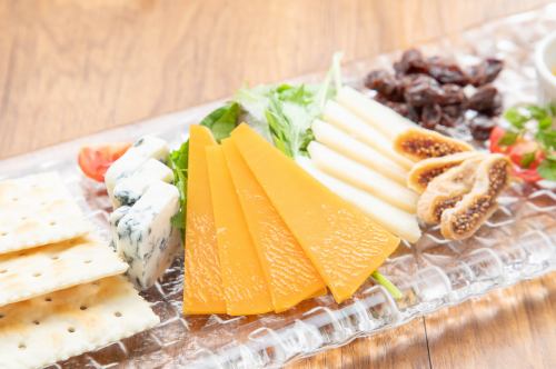 チーズの盛り合わせ３種