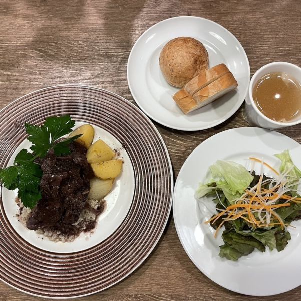 7/14-21【週替わりランチ】豚スペアリブのペポーゾ（黒コショウ煮込み）