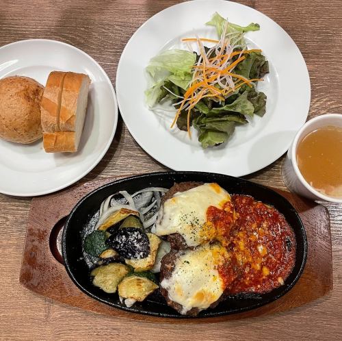 【季節のハンバーグランチ】tトマトとモッツァレラのナポリ風ハンバーグ