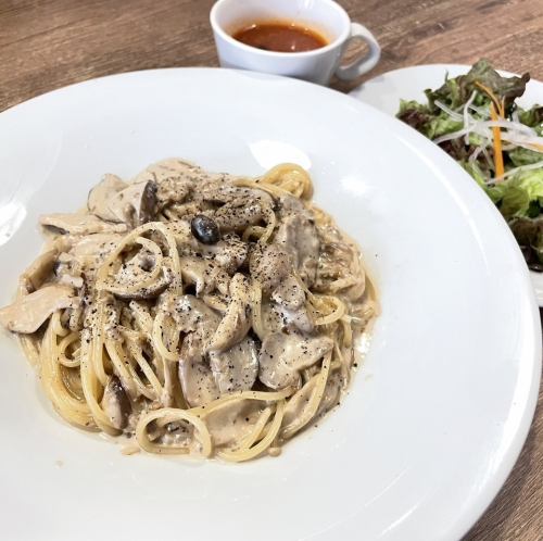 9/1～【季節のパスタ】フレッシュポルチーニときのこのクリームソーススパゲッティ