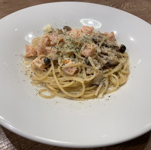 10/27～【季節のパスタ】たっぷりサーモンときのこのクリームソーススパゲッティ