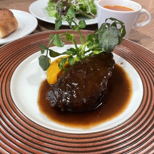 年末年始のおすすめ「牛ホホ肉の赤ワイン煮込み」