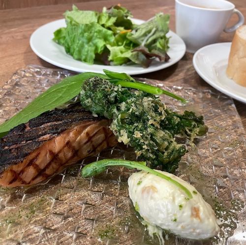 半生烤醃鮭魚佐柚子奶油香草油醬