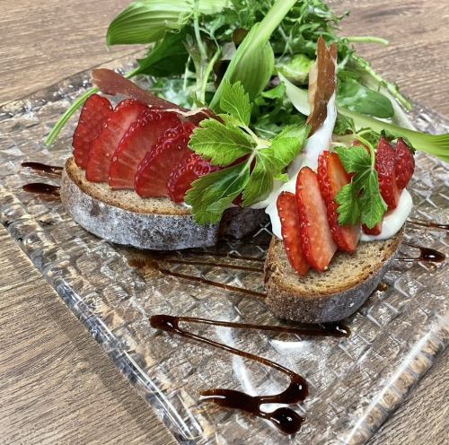 3月11日起推出:草莓、馬斯卡彭起司和古老小麥布魯斯凱塔,草莓由北條家族(立山)直接運送而來。