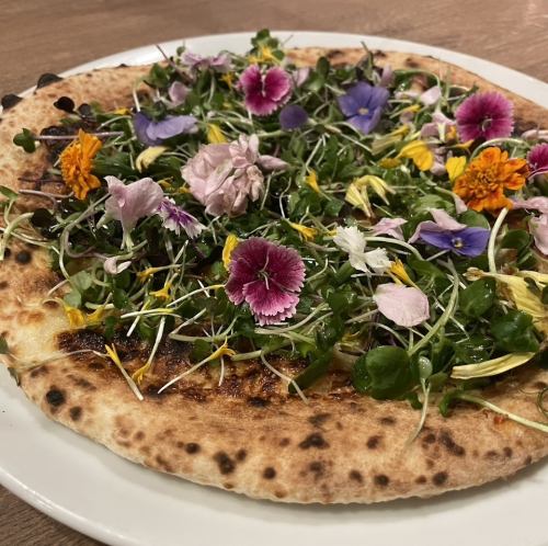 3月11日起,【繩文美食】繩文高湯鳳尾魚披薩配江戶前香草和食用花卉