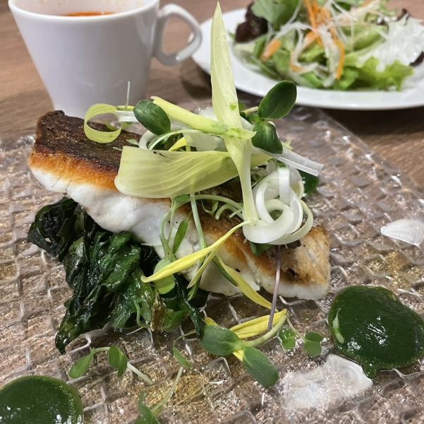 鮮嫩的櫻桃鯛魚配菊花綠醬，味道如同新鮮的綠葉。