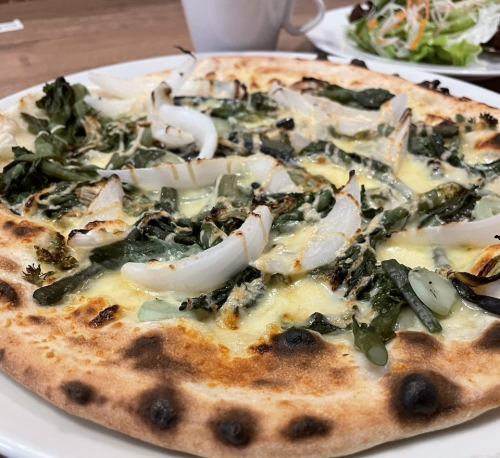 4月1日起：披萨配蜂斗菜芽、野生蔬菜和新洋葱，佐以洋葱酱。