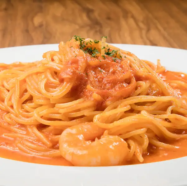 Tomato cream spaghetti with plump shrimp