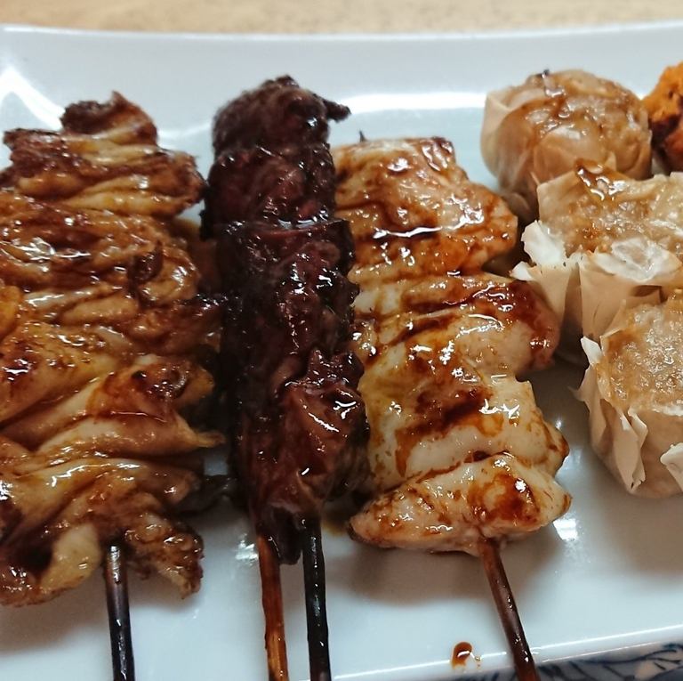 熟練の技で焼き上げる串焼き等、約200種の多彩な逸品をご用意。