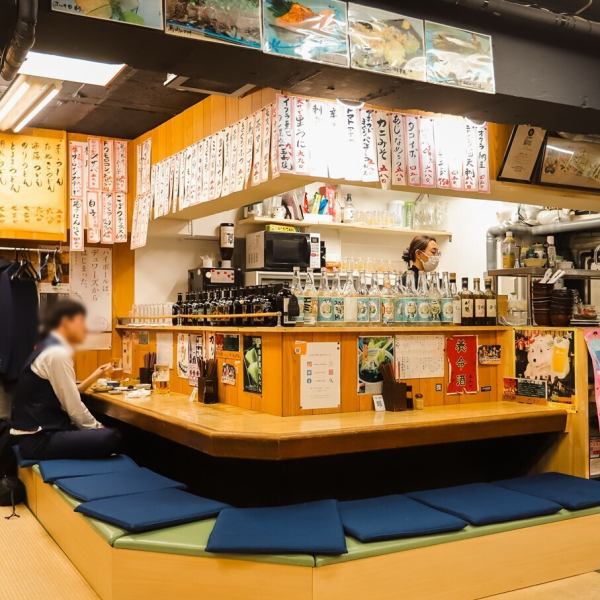 【昭和の風情】創業当時より受け継がれた建具やカウンターが醸し出す、ノスタルジックな空間。古き良き大衆割烹の趣と、赤提灯が灯る活気ある賑わいが調和した店内は、若年層のお客様からもご好評いただいております。ご友人との会食や心安らぐ一人の時間など、多様なシーンで気兼ねなくご利用いただけます。