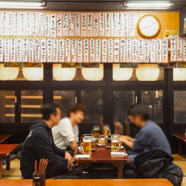 【心地よい喧騒】昭和酒場ならではの「肩肘張らない賑わい」が当店のウリ！隣の席とも仲良くなれてしまうような、活気あふれるアットホームな空間です。少人数の飲み会から、ちゃぶ台を囲んだ宴会まで幅広く対応可能！スタッフやお客さん同士の距離が近いのも藤八の魅力の一つです。