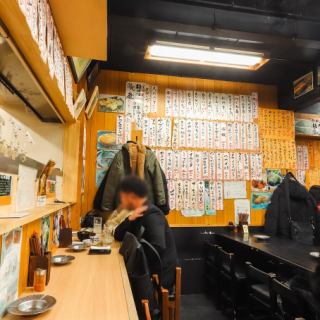 お座敷側の両方に広がるL字型カウンター。お一人様でのご利用にも最適です。