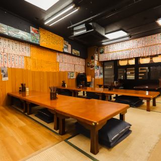 靴を脱いで寛げる畳のお席。ちゃぶ台を囲んで昭和気分♪