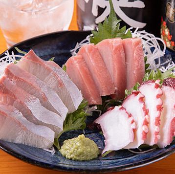 新鮮な海鮮も自慢！「お刺身3点盛り」などの一品料理