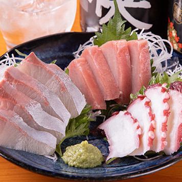 駅近の広々としたテーブル席で、ごゆっくりおくつろぎください