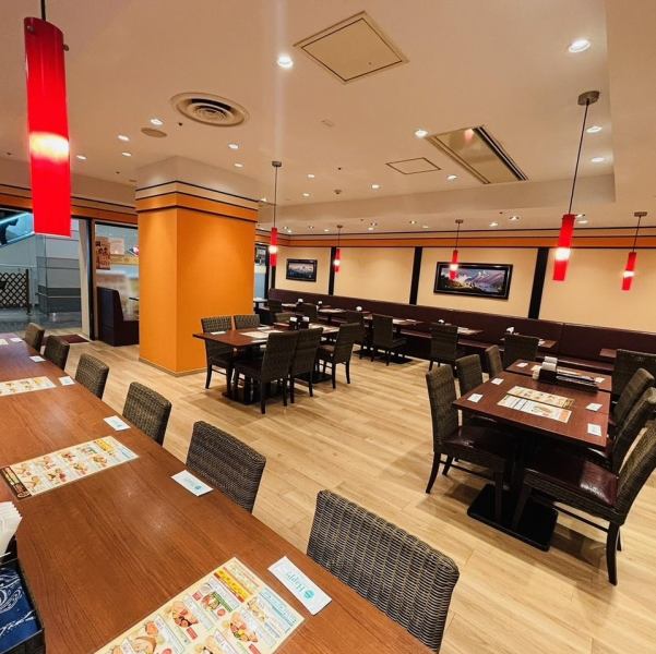 都会の喧騒を忘れさせる落ち着いた照明と心地よいBGM。ゆったりと流れる時間の中で、本格カレーを心ゆくまで堪能できる食べ飲み放題。週末の自分へのご褒美に。