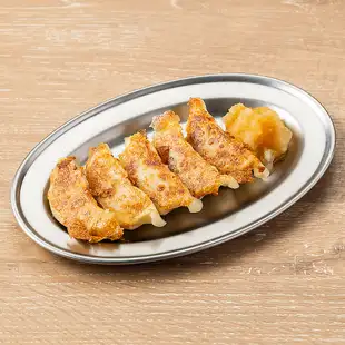 煎餃配磨碎的白蘿蔔和柚子醋
